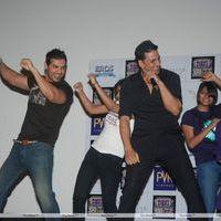 Akshay and John Promotes Desi Boyz at Oberoi Mall - Pictures